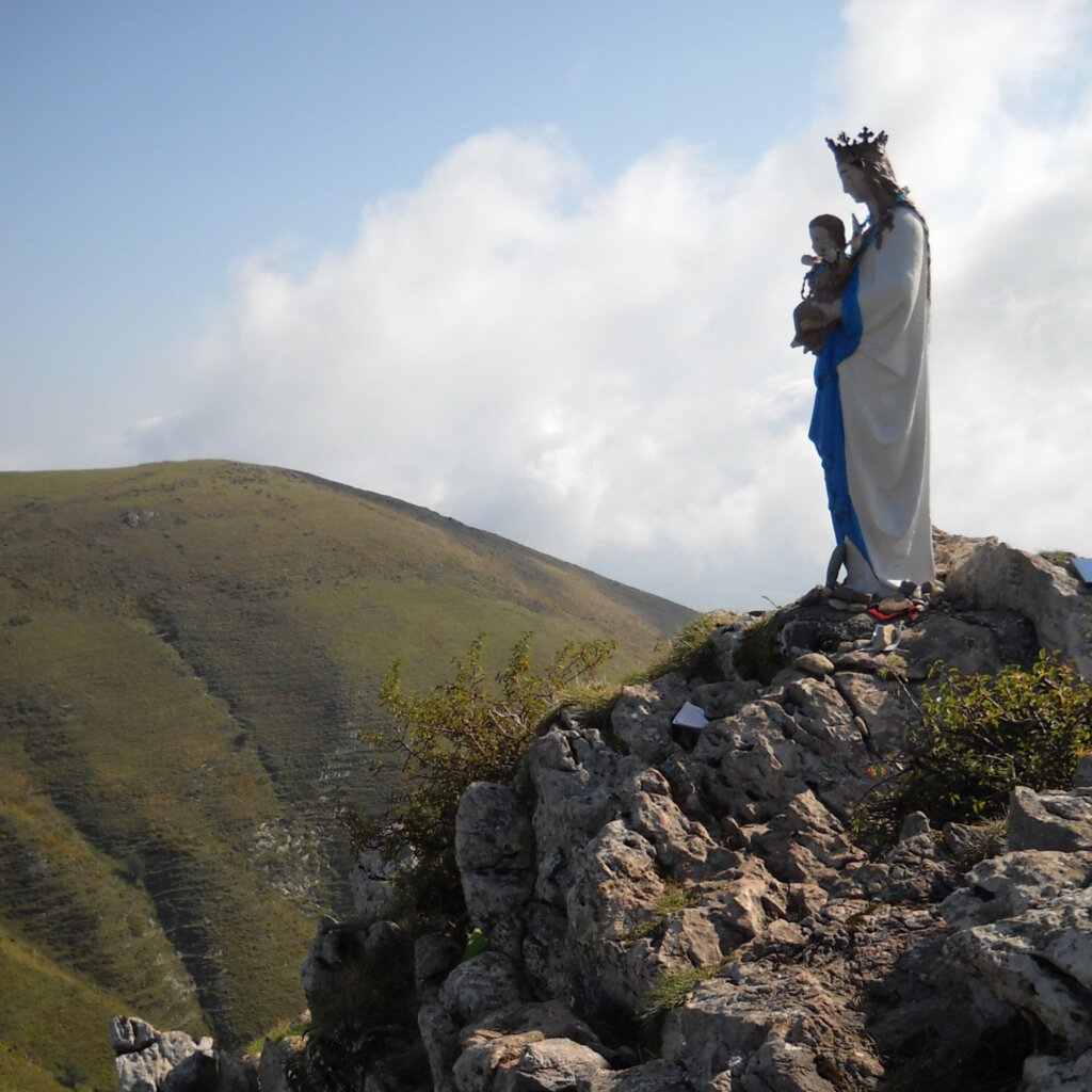 photo of the statue of the Virgin Mary on the Camino Francés