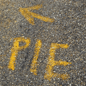 photo of the word "pie", which means "on foot" in Spanish