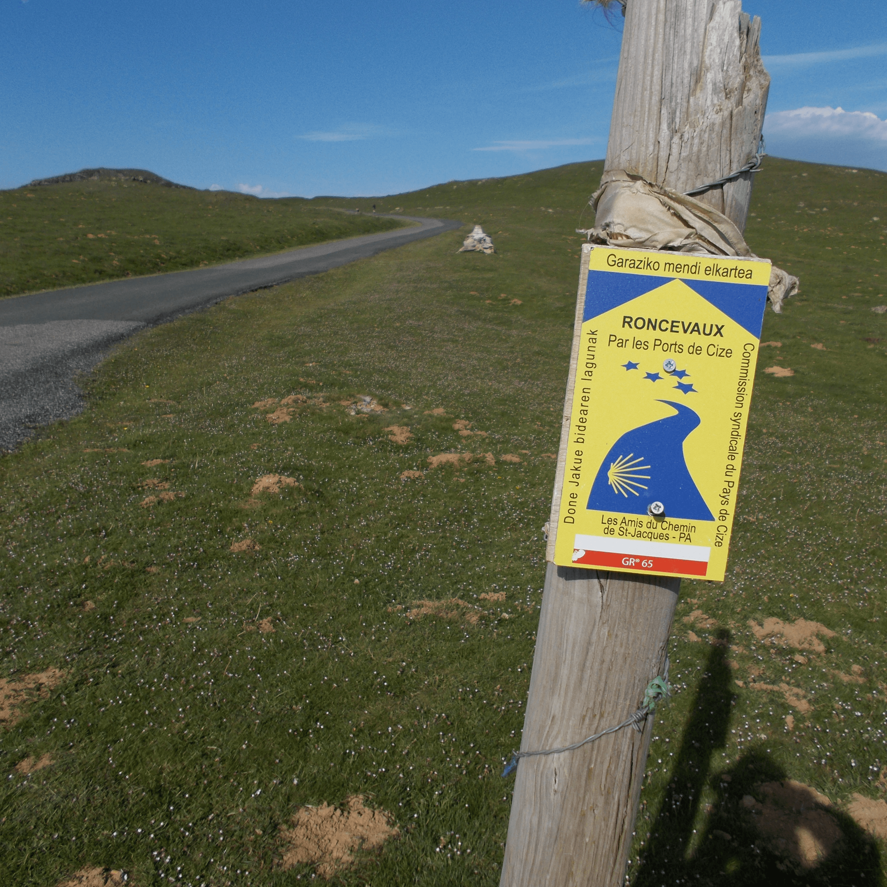 trail marker in France on Camino de Santiago